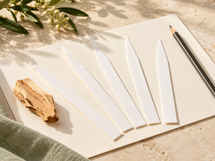 Illustratives Duftkonzept mit geordneten Duftstreifen, Bleistift und aromatischem Holz