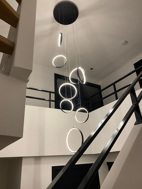 Schilder in Almelo bezig met muren en plafonds schilderen voor een woning.