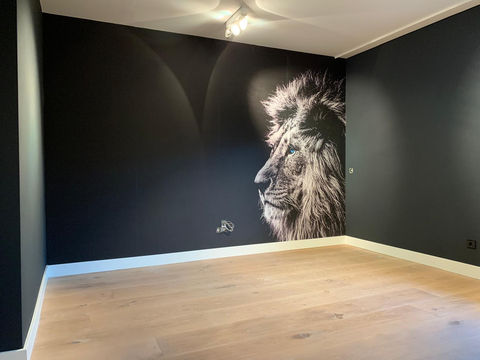 Schilder in Almelo bezig met muren en plafonds schilderen voor een woning.