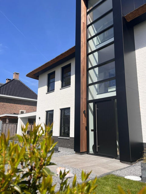 Professionele schilder in Almelo schildert gevels en kozijnen.
