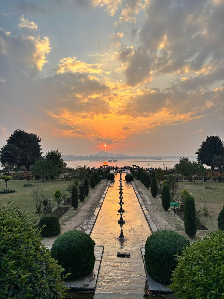 Kashmir Serenity: Gardens, Glaciers & Gondolas