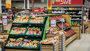 scaffali della frutta al supermercato con mele