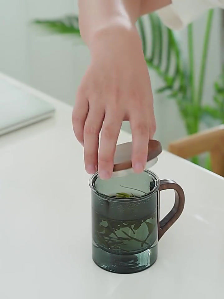 Thumbnail: Tea Leaves and Water Separation Filter Cup