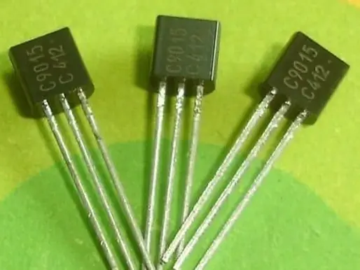 Gambar: Transistor elektronik kecil berwarna hitam dengan tiga kaki kawat.
