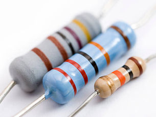 Gambar: Tiga resistor dengan gelang kode warna berbeda sebagai komponen dasar rangkaian elektronika.