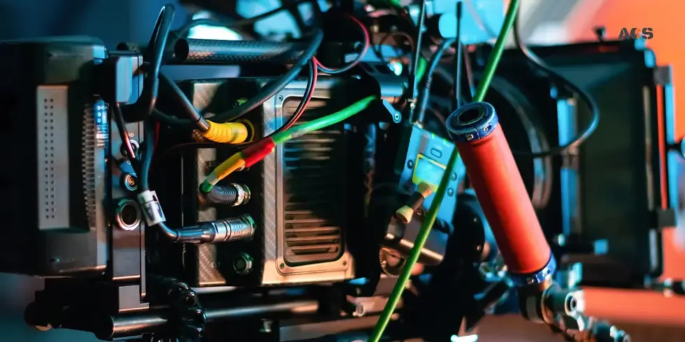 Gambar: Komponen elektronik IoT dengan kabel dan sensor terhubung pada papan sirkuit.