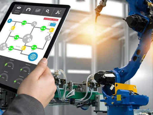 Gambar: Operator mengontrol robot industri melalui tablet dalam pabrik manufaktur..