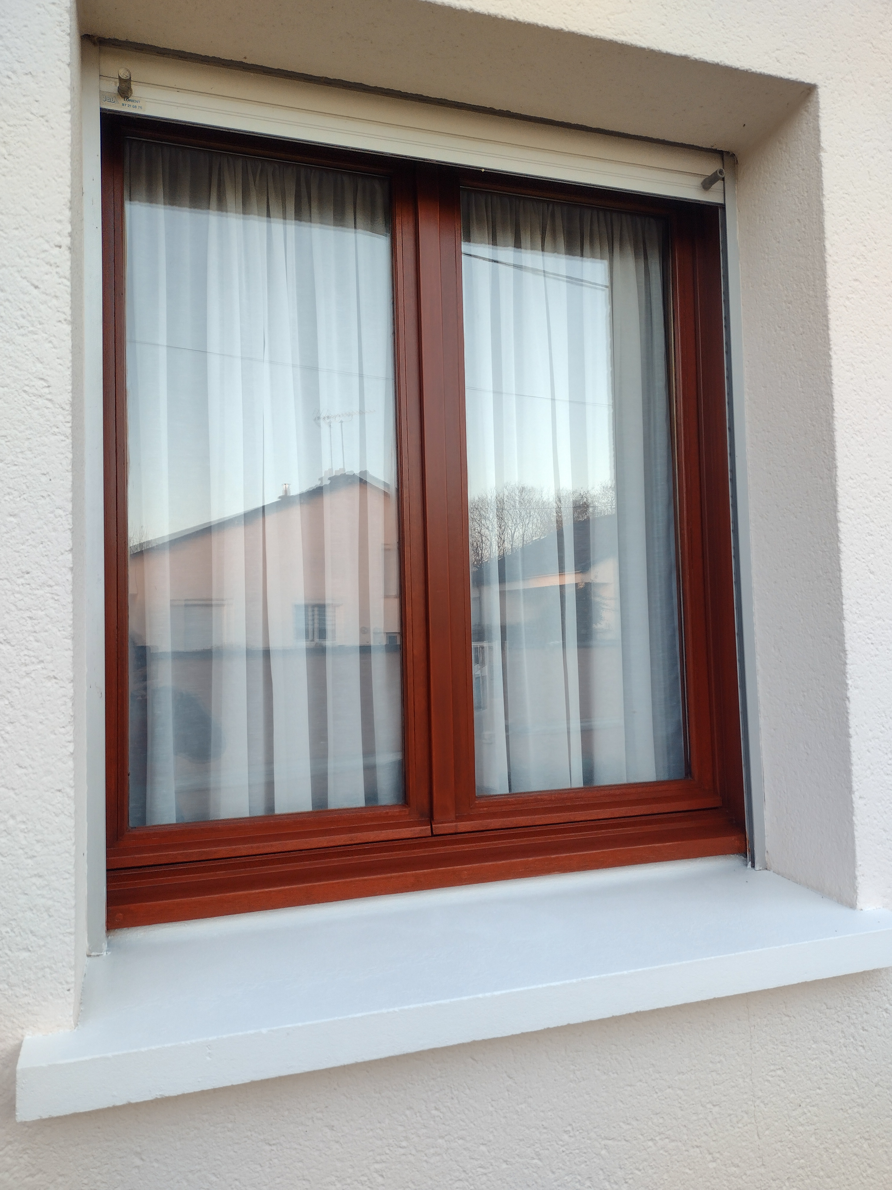 Fenêtre en bois rénovée, lasure et appui neuf