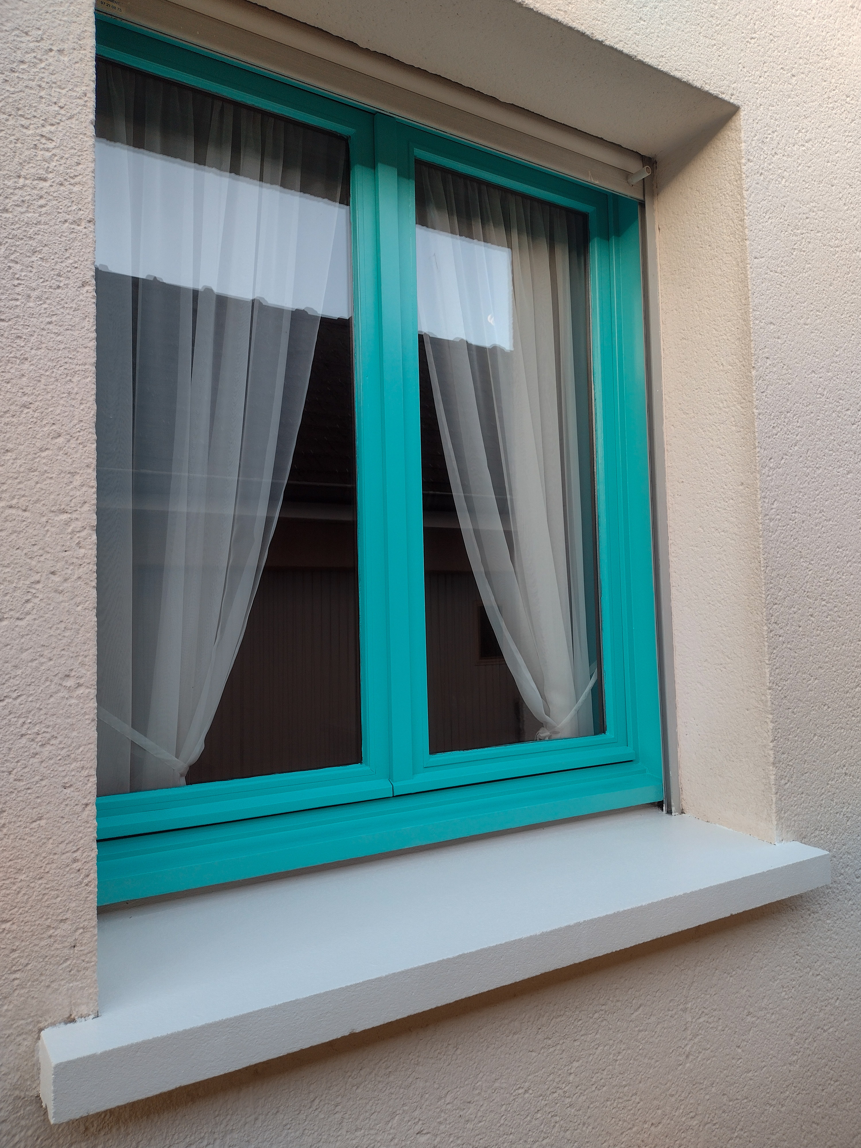 Menuiserie peinte en bleu-vert, appui de fenêtre rénové
