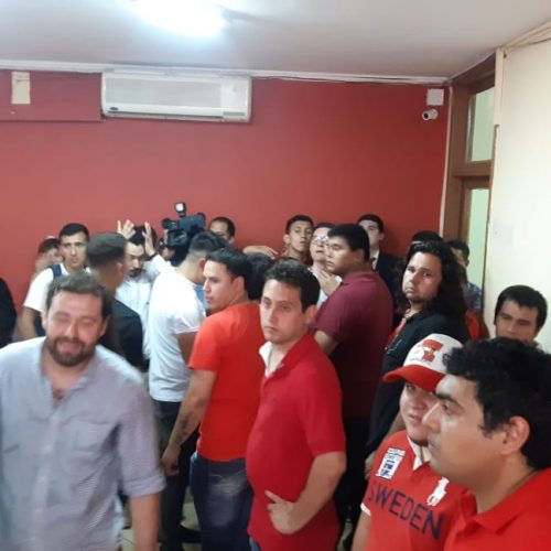 Fijan fecha de elecciones y Juventud de la ANR reacciona con golpes y encierros