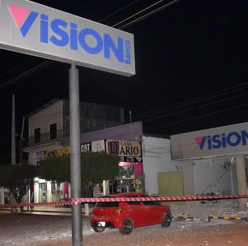 Unos 50 criminales asaltaron un banco en Liberación, mataron a un joven e hirieron a un anciano