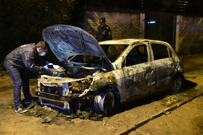Auto se quema por completo y buscan causas