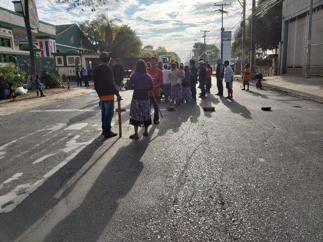 Indígenas cierran Artigas y desatan caos vehicular