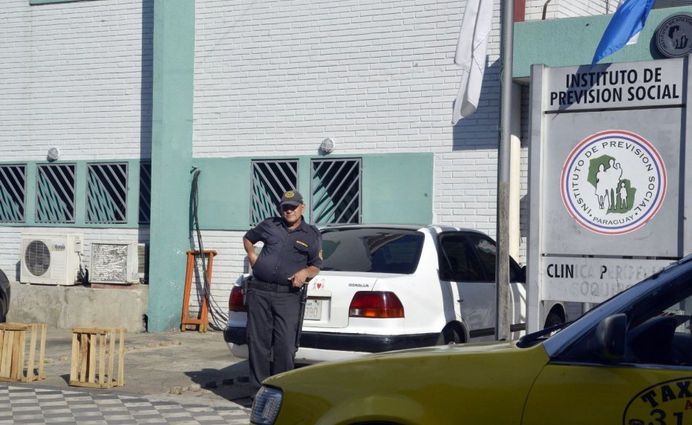 IPS: pese a protestas, siguieron con licitación