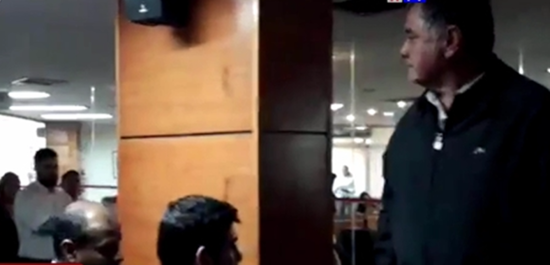 Taxista cuestiona a periodistas y hace loas al EPP