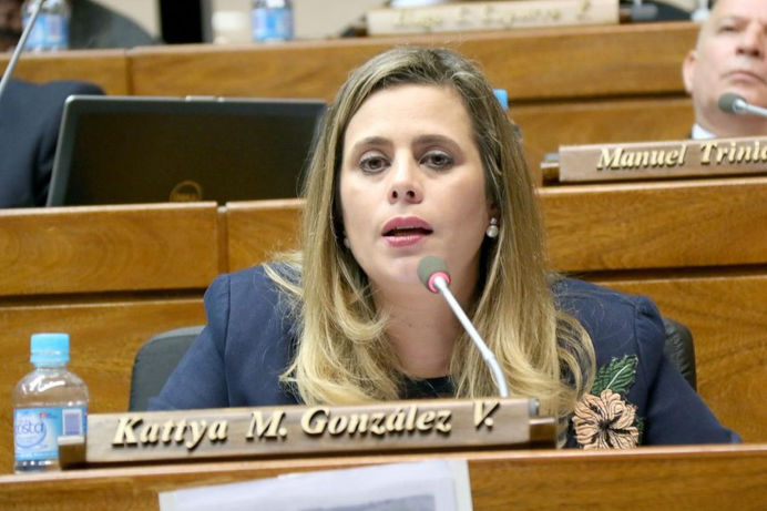 Diputada aseveró que crisis política continúa