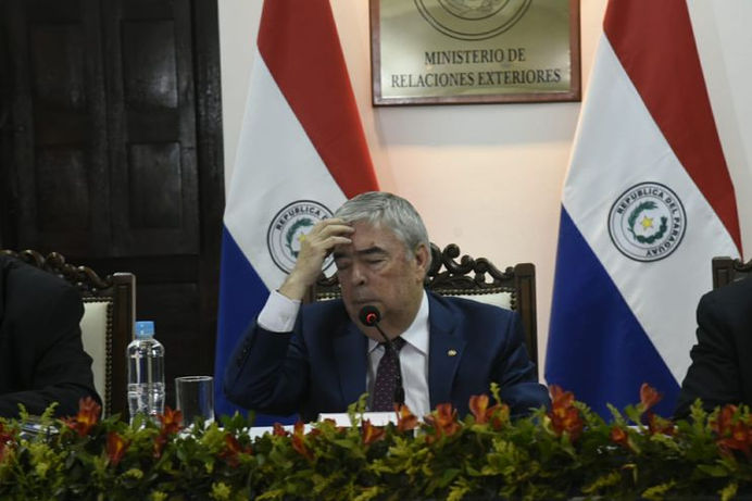 Renuncia el embajador de Paraguay en el Brasil, Hugo Saguier Caballero
