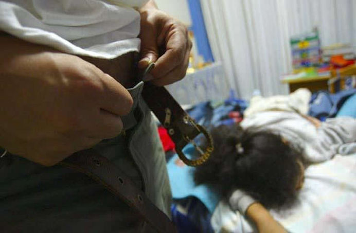 Hombre abusaba de sus tres hijastras y otra nena en complicidad con la mamá