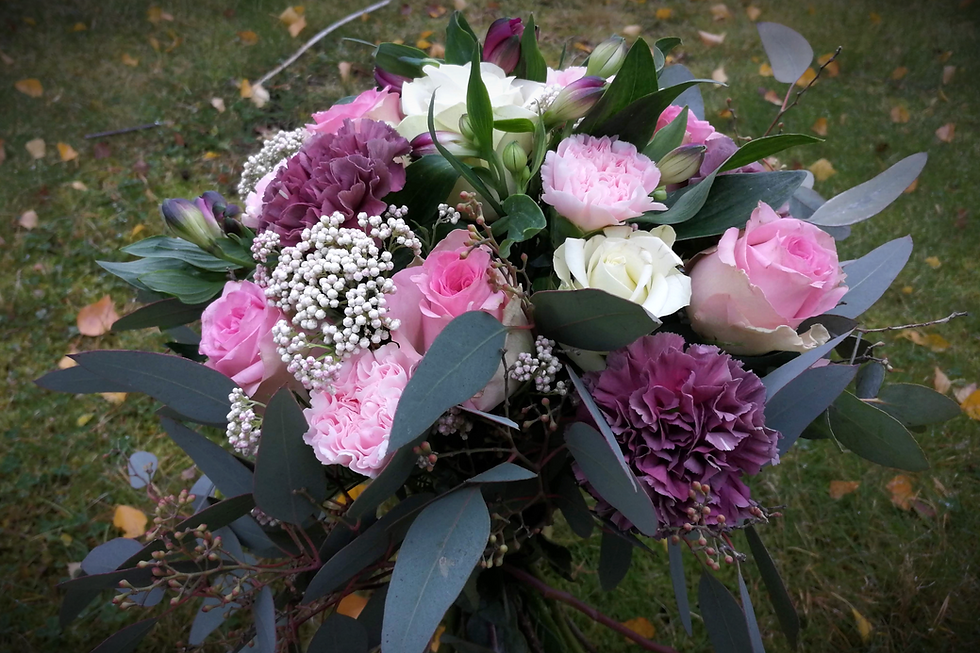 Miniatyrbild: Rosor, nejlikor, alstromeria, risblomma, eucalyptus