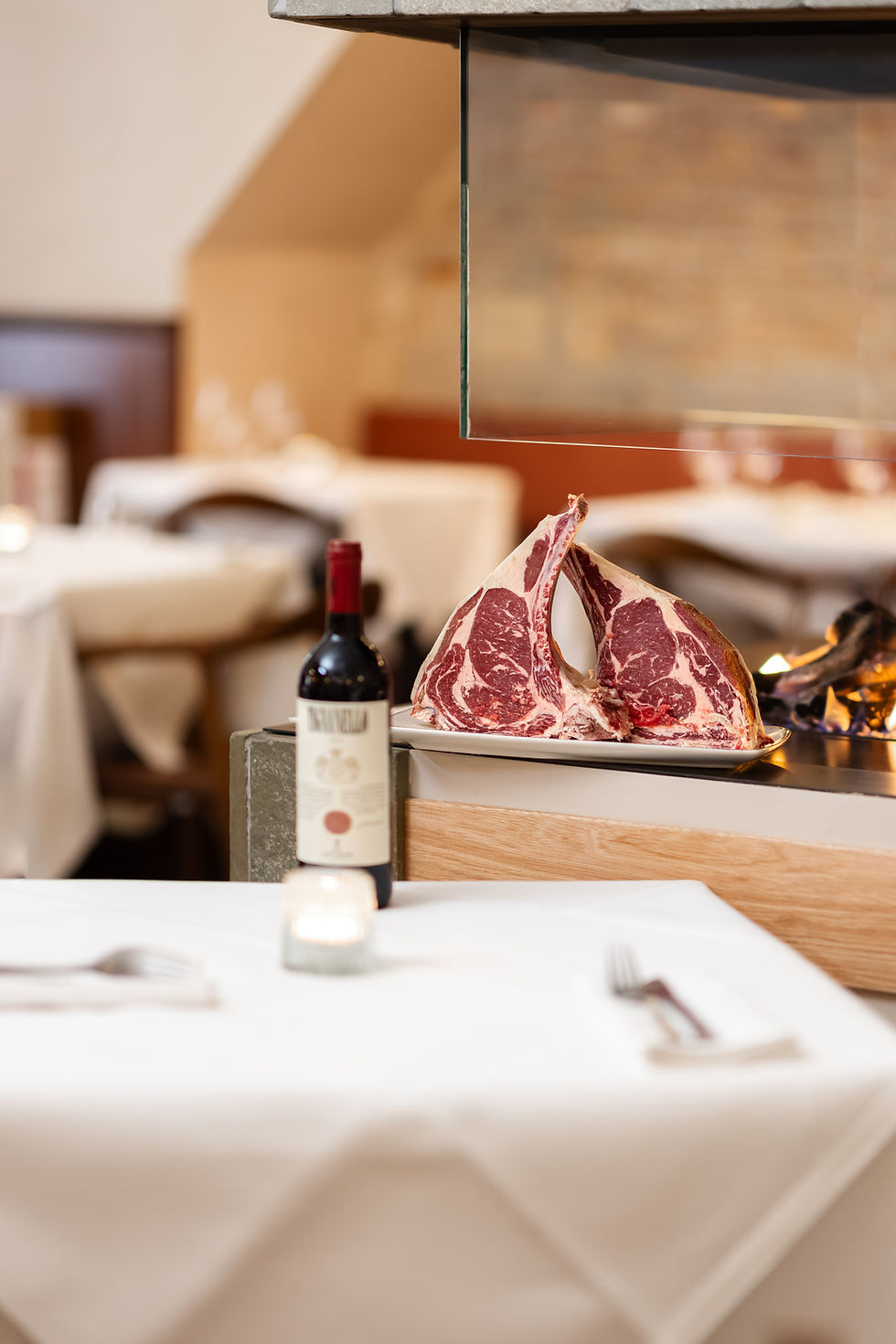 Dry-aged bistecca geserveerd bij Adamo Trattoria Enoteca