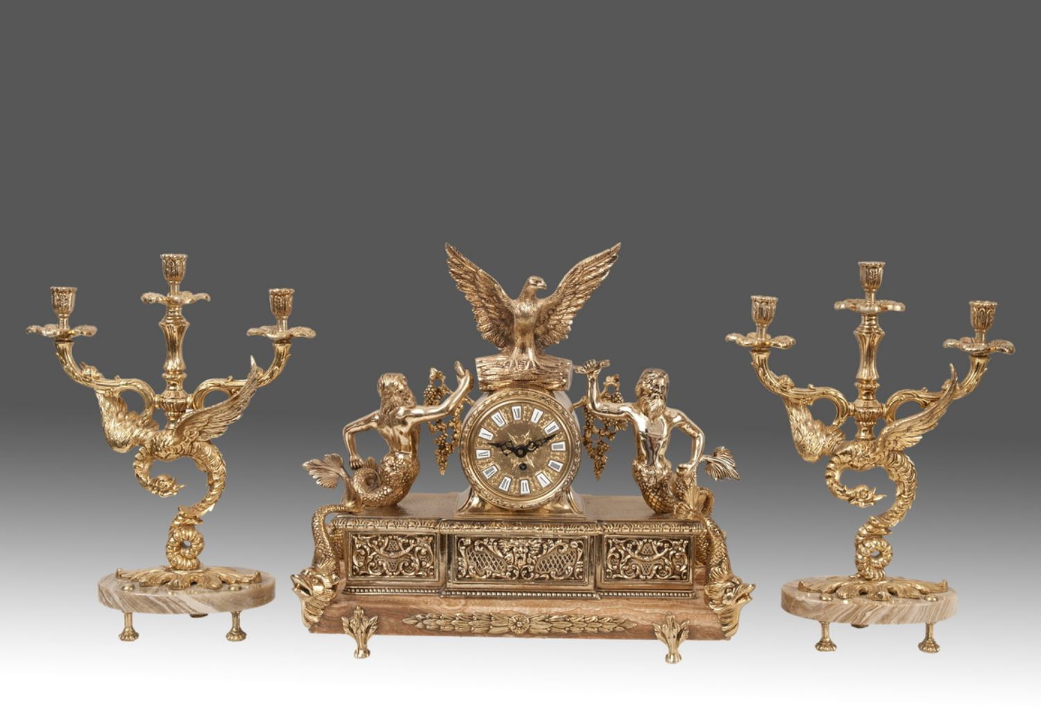 Reloj de sobre mesa con candelabros de bronce