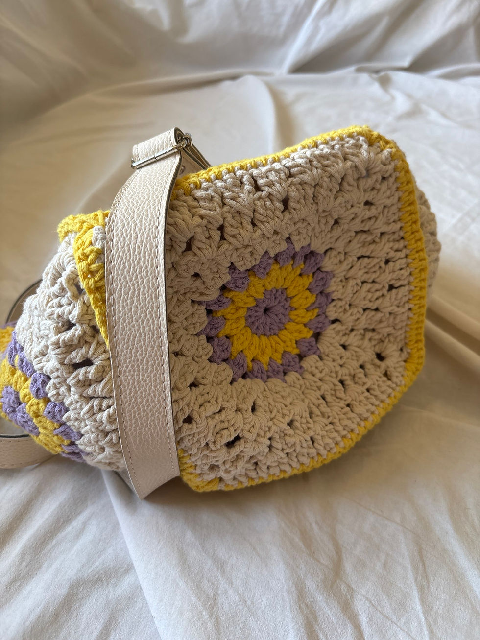 Küçük resim: Sunny Lilac Granny Square Crochet Bag
