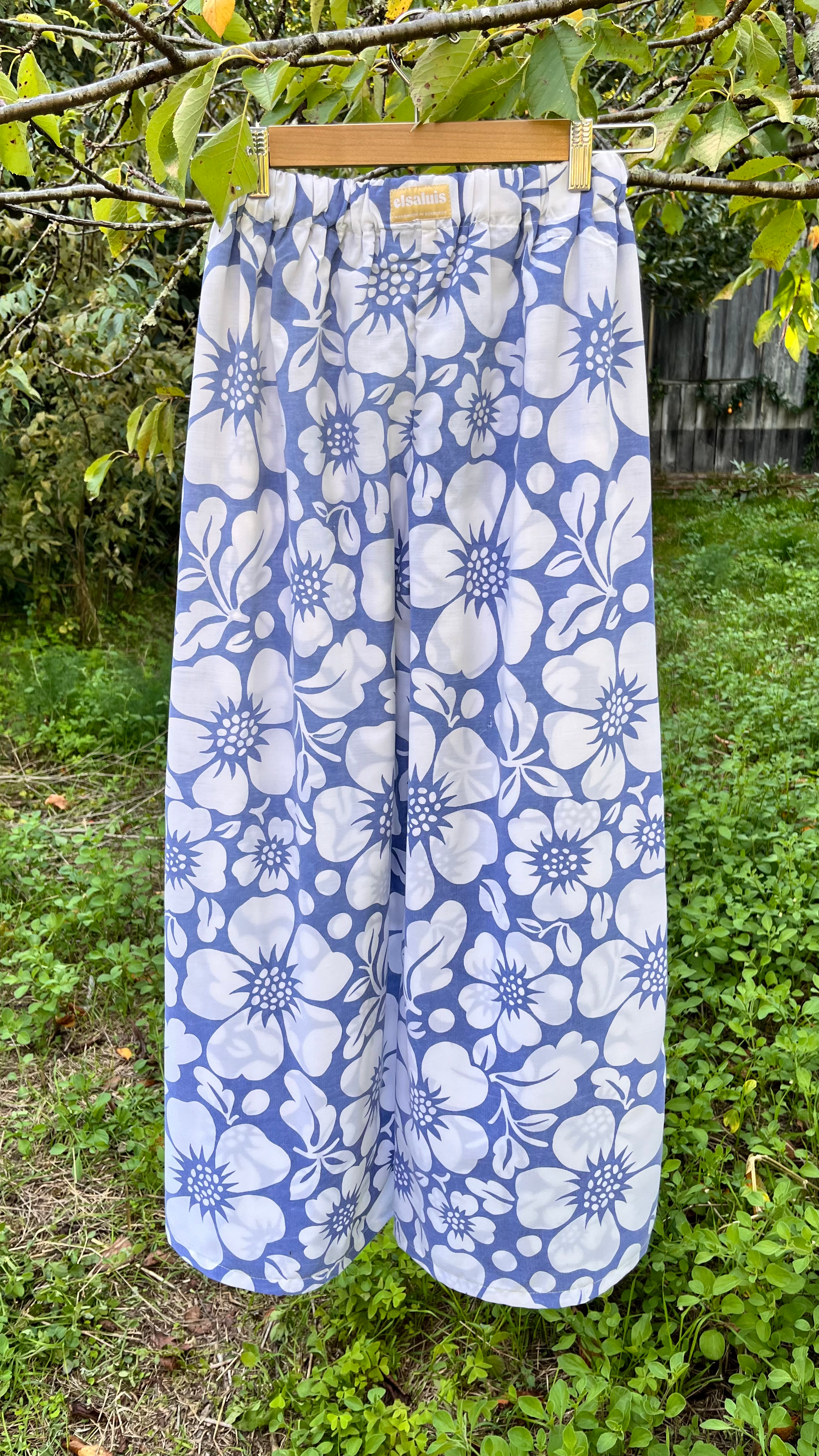 Pantalon upcyclé bleu à fleurs 70's