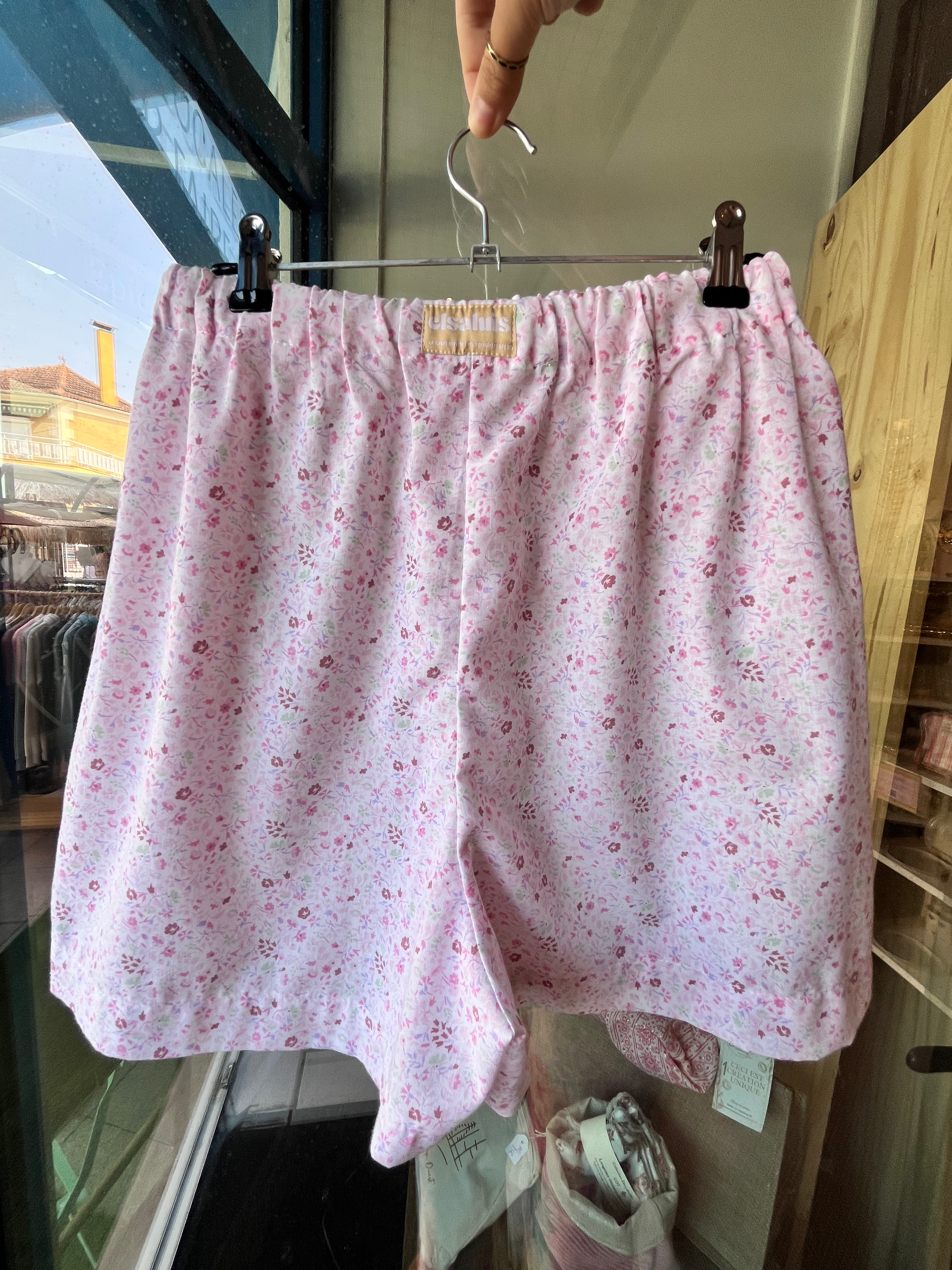 Short upcyclé à petites fleurs