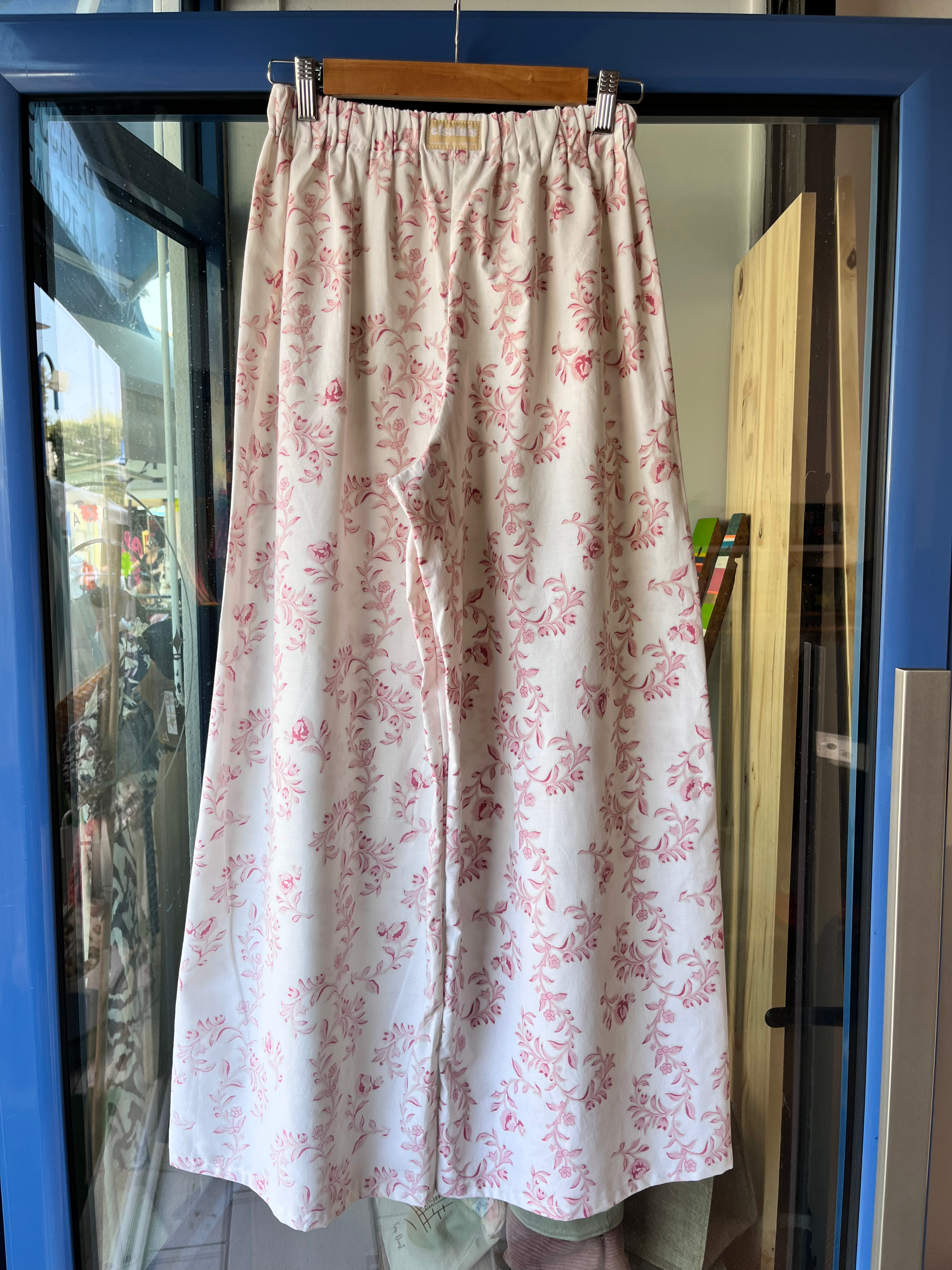 Pantalon upcyclé motifs rouge/rosé