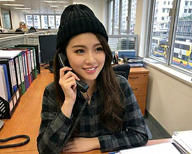 Young_social_worker_talking_desk…_202605181221.jpeg