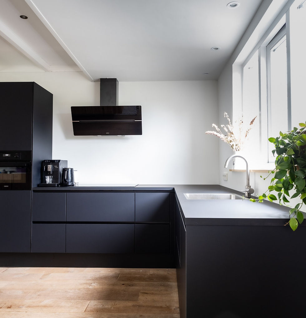 Cuisine monochrome noir mat style épuré industriel evier sous plan, plan de travail en quartz, hotte elica noir