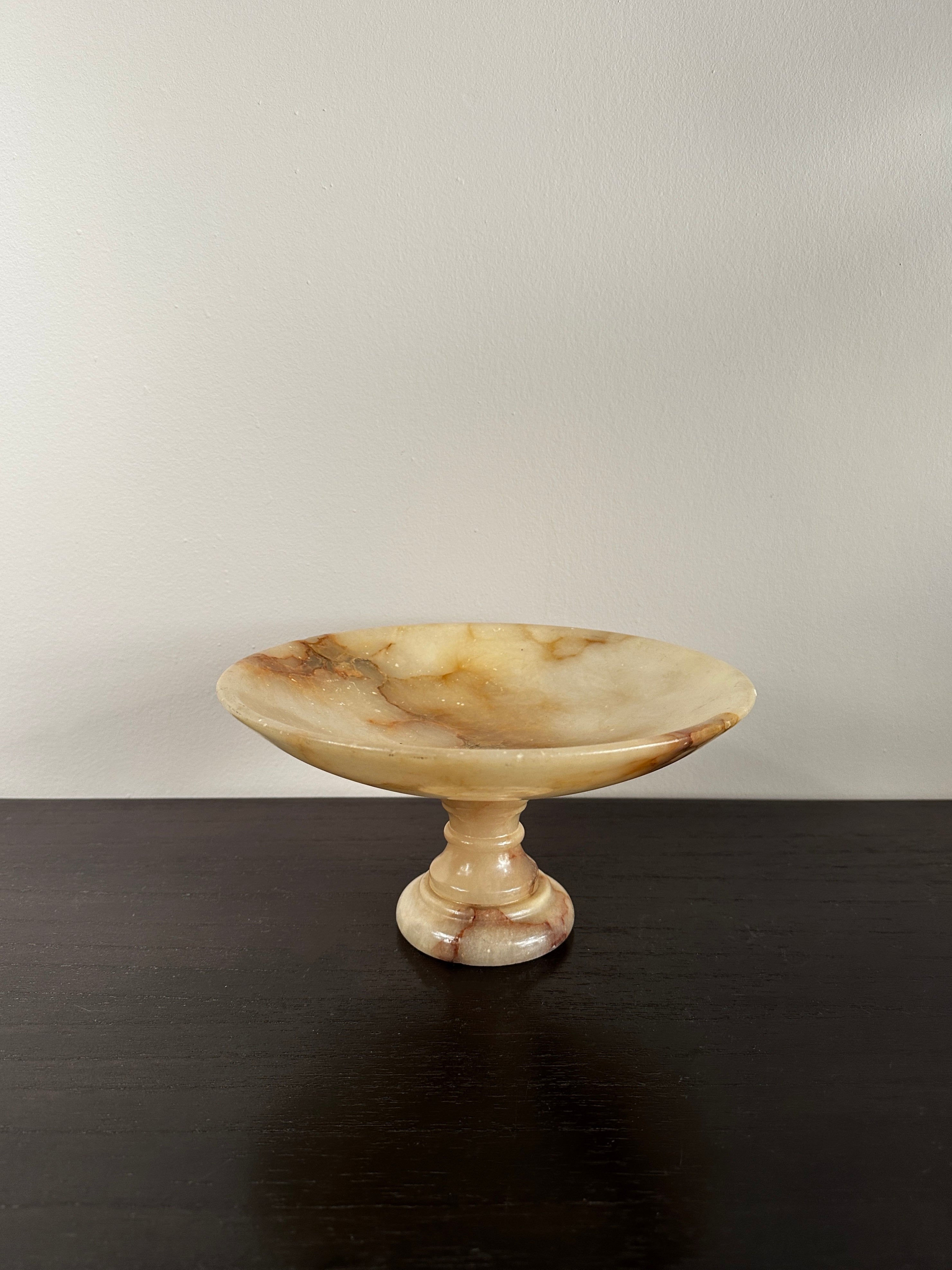 Object: Neutral Marble Tabletop Pedestal with Brown Veining [REDEFINED DECOR]