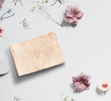 Naturseife und Blumen