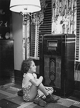 Girl_listening_to_radio.jpg
