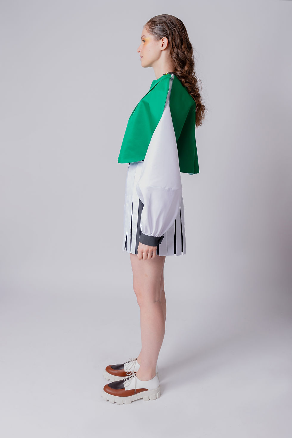 Thumbnail: Saco redondo verde con mangas blancas