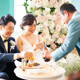 ゲストと乾杯をする新郎新婦|フリーウェディングプランナー鶴野蒔咲子