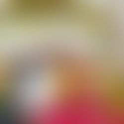 ひまわりのサークルアーチの前に並んで座る新郎新婦。母校の教会と教室で行った結婚式
