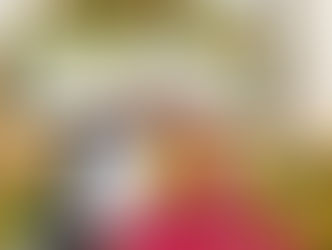 ひまわりのサークルアーチの前に並んで座る新郎新婦。母校の教会と教室で行った結婚式
