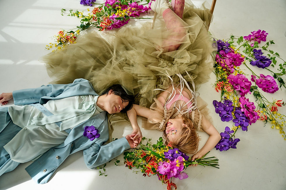 色とりどりの花に囲まれた新郎新婦のポートレート|LES VOUSヴィジュアル撮影