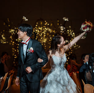 東京・恵比寿のオリジナルウェディング「STELLAR WALTZ」でゲストに囲まれ入場する新郎新婦