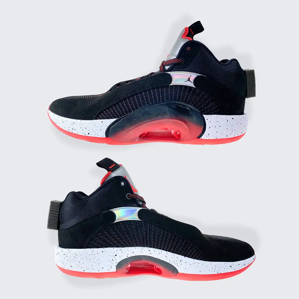 Miniaturbild: Paar Air Jordan 35 Sneaker in Schwarz mit iridescent Gradient Design