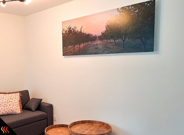 Radiateur mural décoratif intégré discrètement dans un salon moderne.