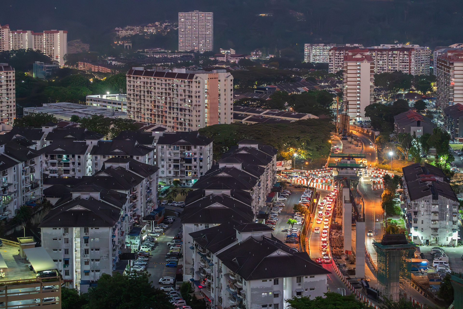 Upcoming highway alongside with residentials and traffic below.