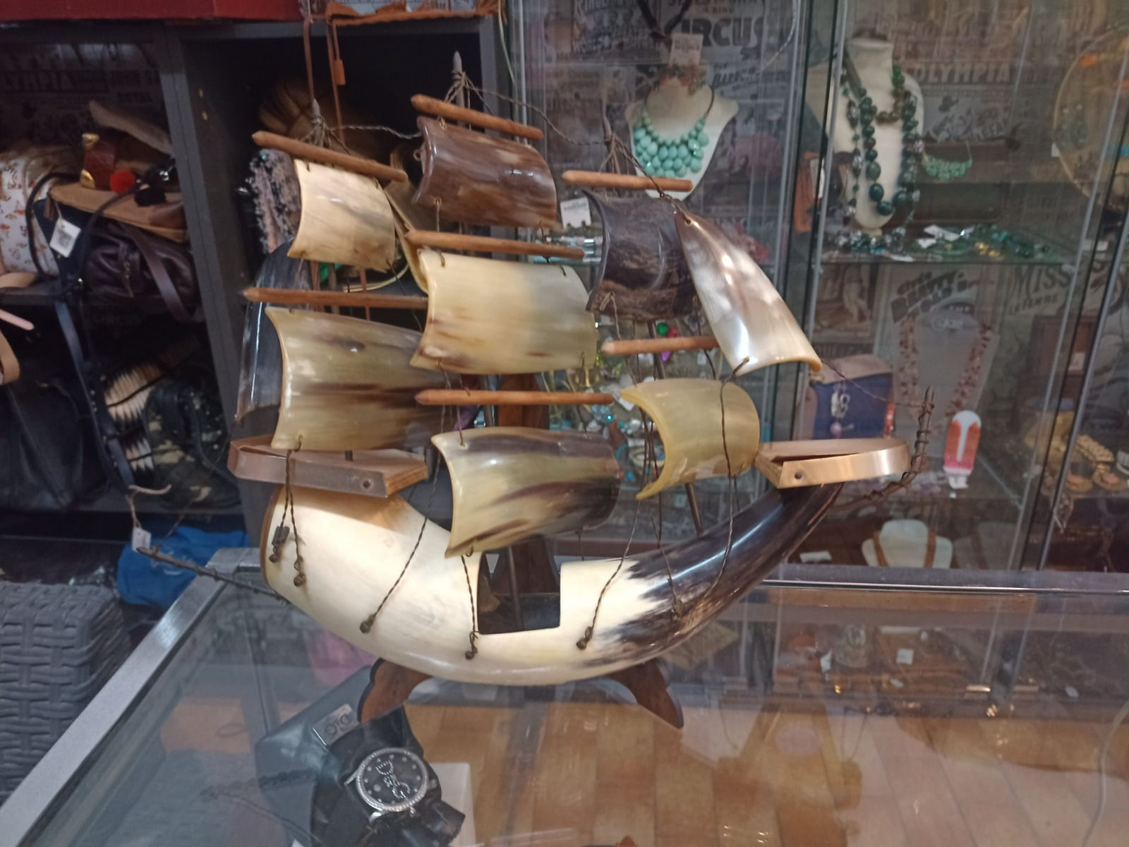 Soprammobile  Veliero in Corno di Bue