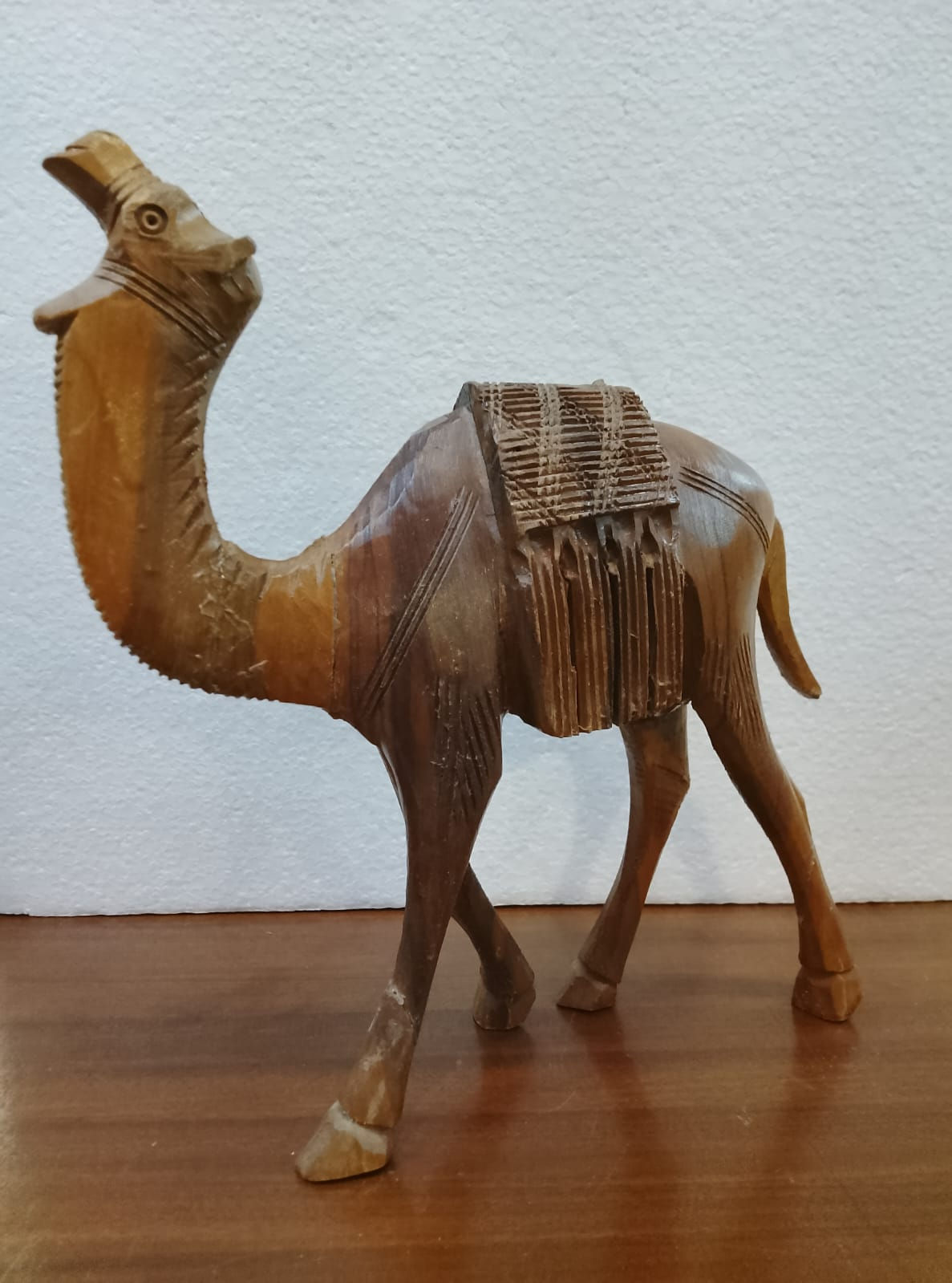 Soprammobile Cammello in Legno Intagliato