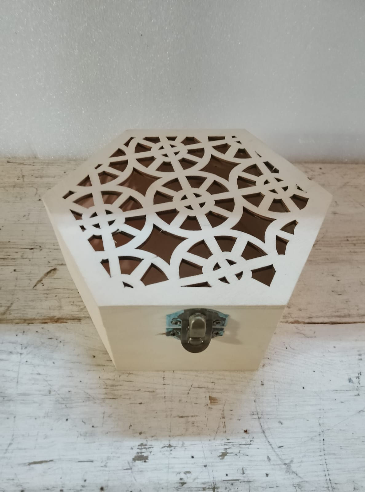 Scatola Esagonale in Balsa Intagliata
