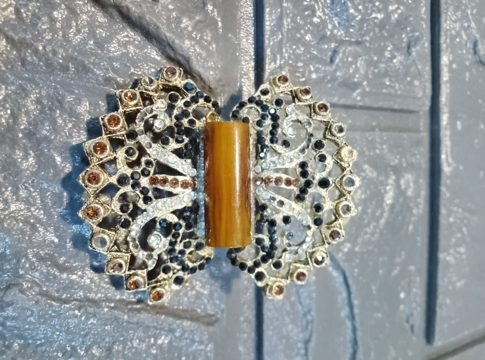 Spilla Vintage Farfalla in Filigrana Dorata e Celluloide