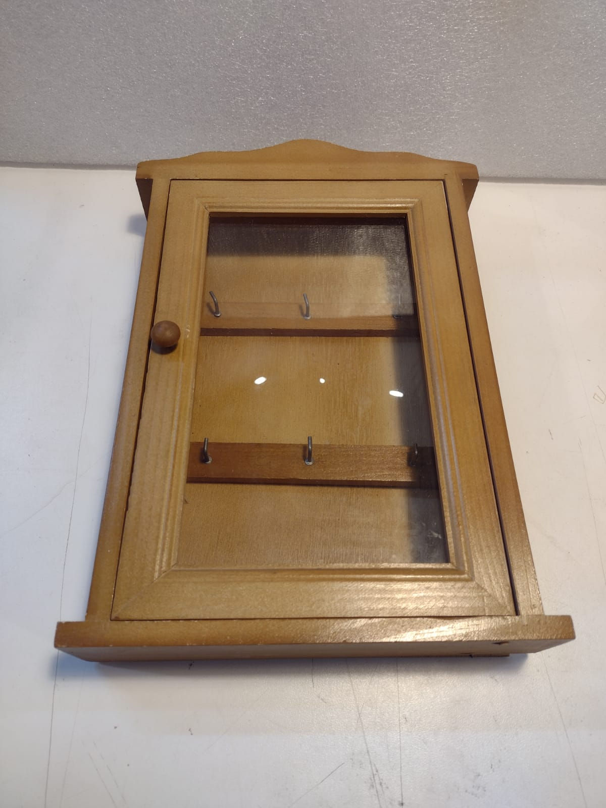 Bacheca Appendi Chiavi in Legno Chiaro con Anta a Vetro