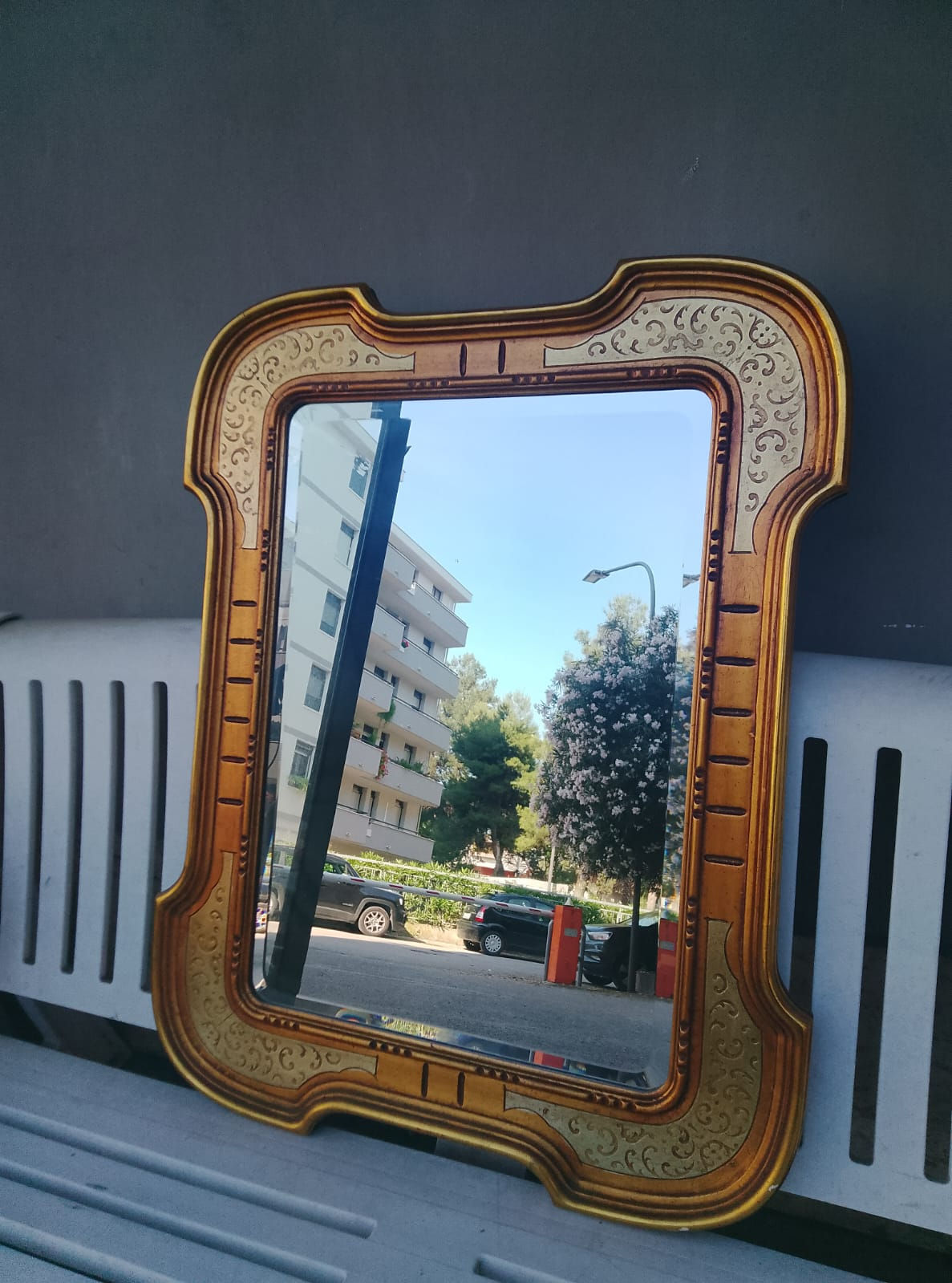 Specchio Molato con Cornice Sagomata Lavorazione Fiorentina Dorata