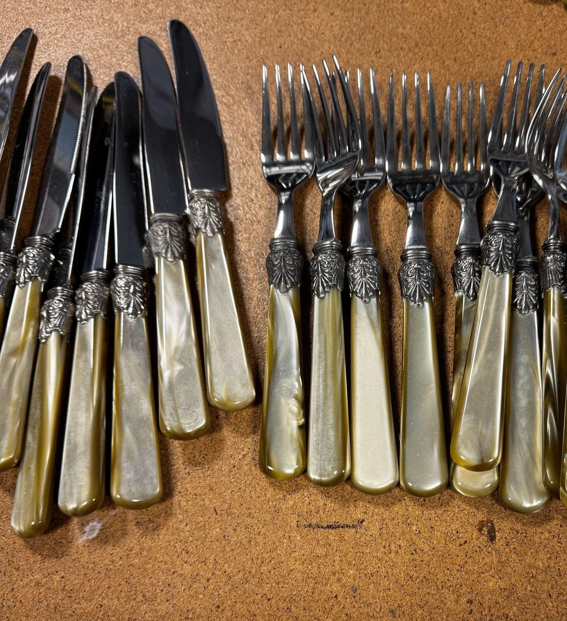 Servizio per 8 Persone di Posate Coltelli e Forchette con Manico Madreperlato